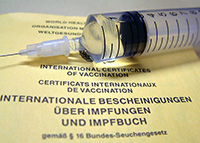 Spritze mit Impfbuch